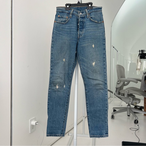 Levi 501 jeans mid wash distressed - Picture 1 of 7